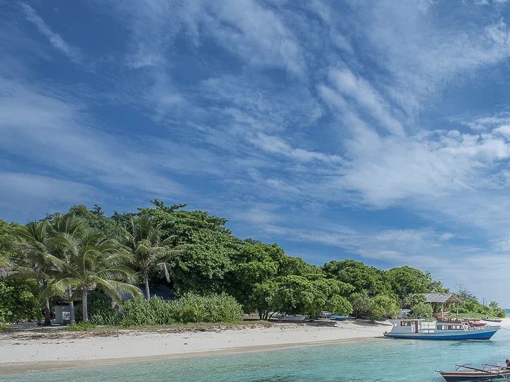 Gangga Island Resort & Spa, Sulawesi: Boats at house reef 