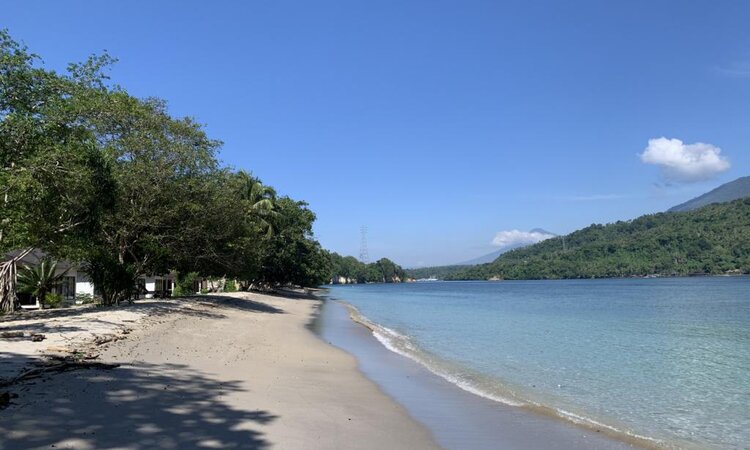 Sulawesi: White Sands Beach Resort Lembeh - Resort beach
