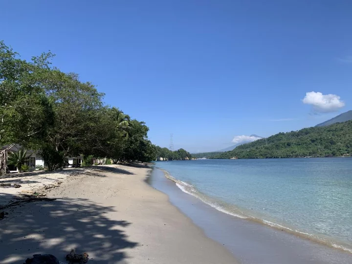 Sulawesi: White Sands Beach Resort Lembeh - Resort Strand