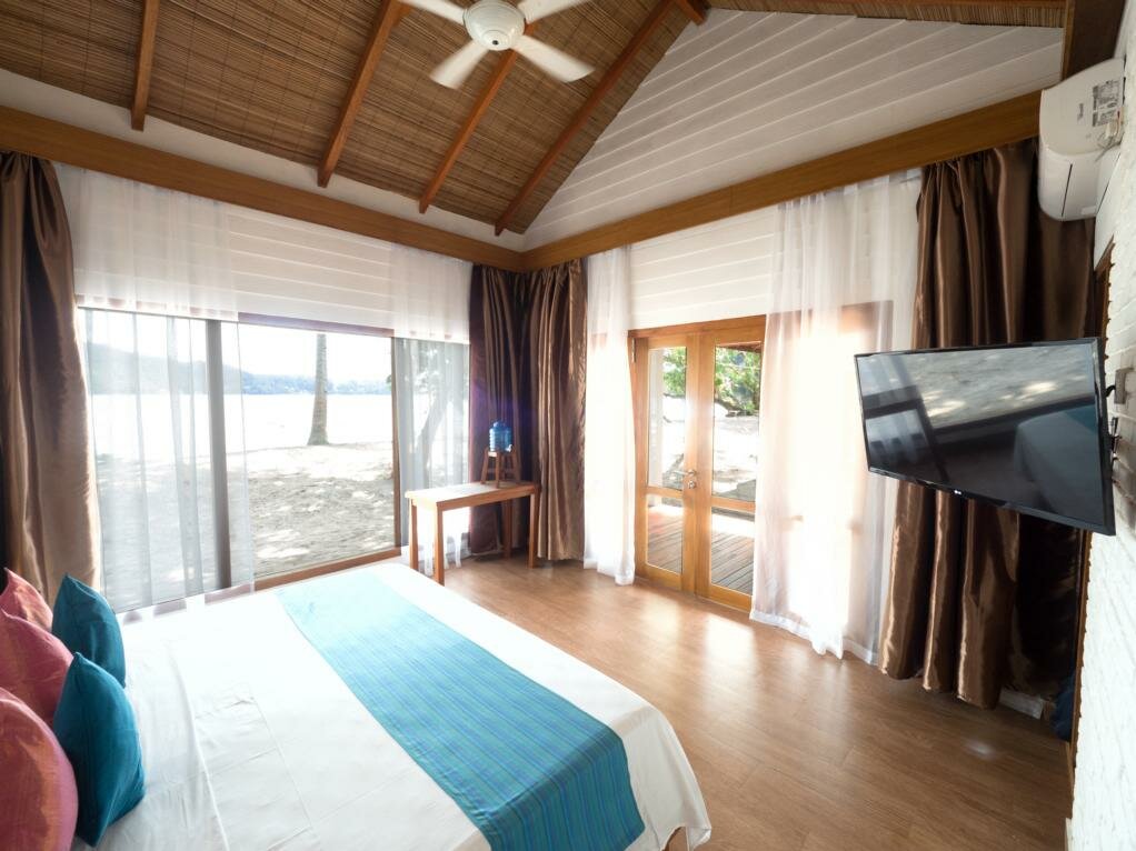 Sulawesi: White Sands Beach Resort Lembeh - Bungalow Innenansicht Gartenblick