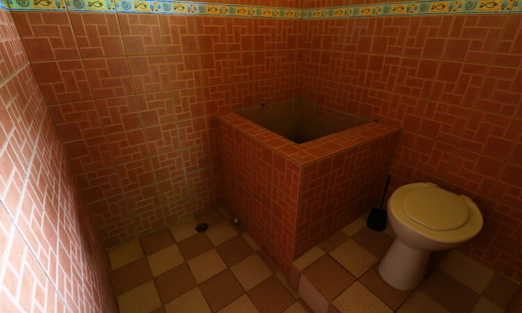 Sulawesi: Pulisan Jungle Beach Resort - Budget Bungalow Bathroom