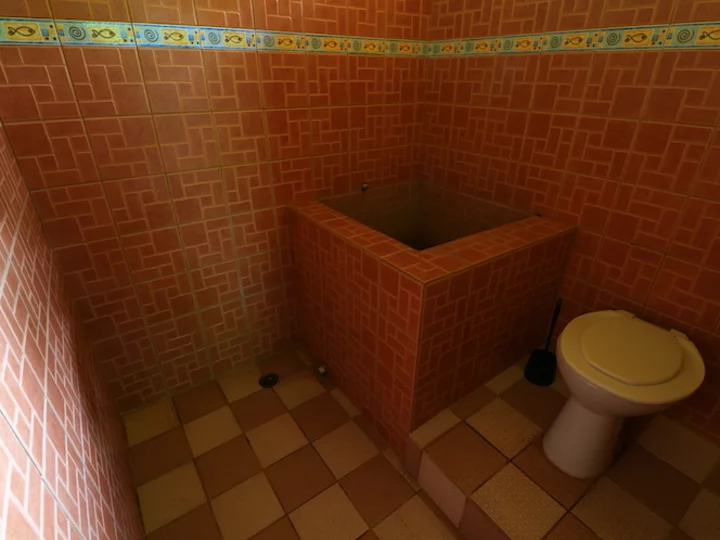 Sulawesi: Pulisan Jungle Beach Resort - Budget Bungalow Bathroom