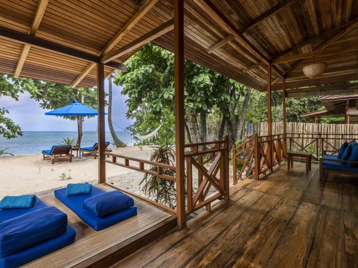 Beach View Villa Terrasse mit Meerblick im Siladen Ressort & Spa, Nord-Sulawesi