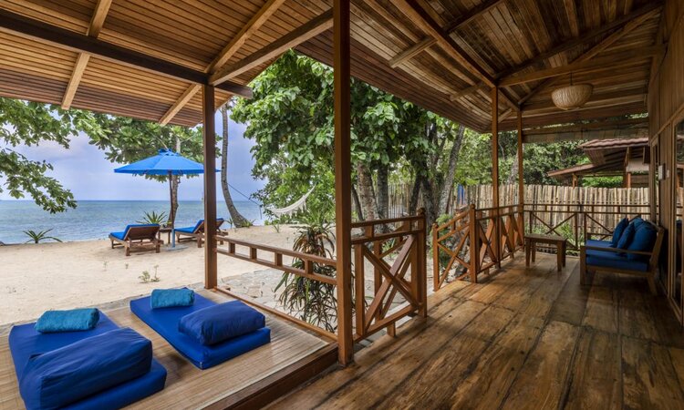 Beach View Villa Terrasse mit Meerblick im Siladen Ressort & Spa, Nord-Sulawesi