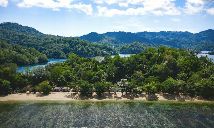Sulawesi: White Sands Beach Resort Lembeh - Ausblick auf Resortstrand