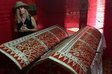 Sulawesi Torajaland: Zwei 'schlafende' Personen in Särgen