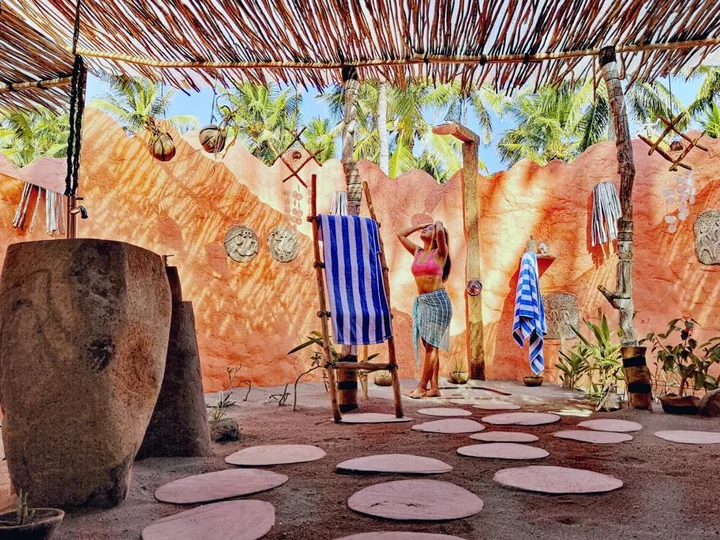 Indonesien, Flores: Coconut Garden Beach Resort, Frau in Bad mit Außendusche