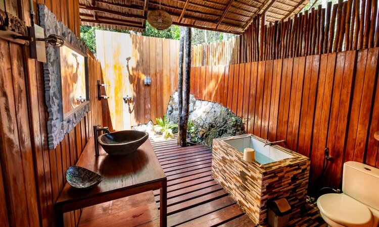 Raja Ampat Biodiversity Nature Resort: Deluxe Suite Bathroom