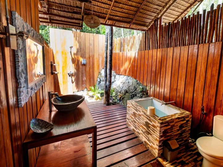 Raja Ampat Biodiversity Nature Resort: Deluxe Suite Bathroom