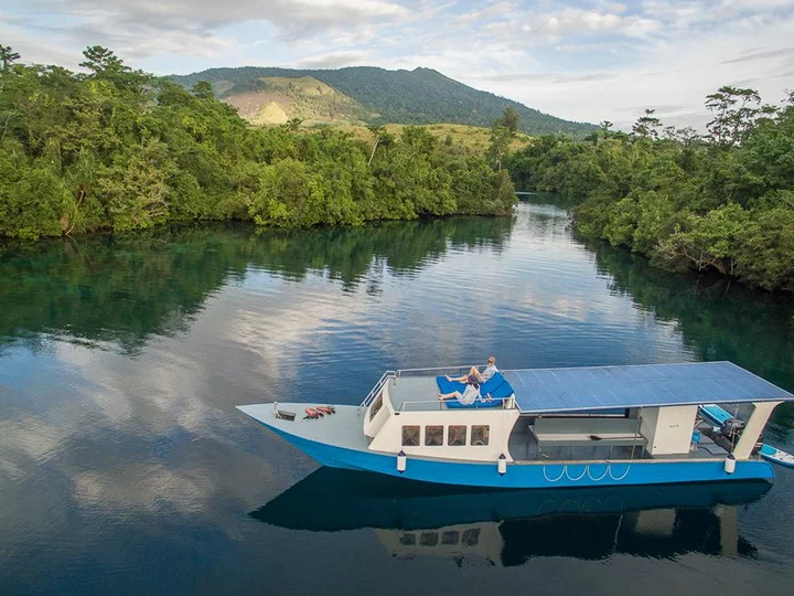 Lembeh Resort, Sulawesi: Schnorchelboot in Mangroven