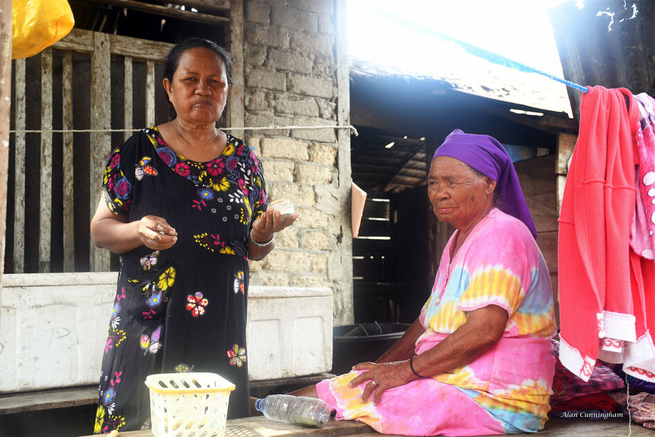 Molukken Gewürzinsel Morotai: Beschauliches Inselleben - Zwei Frauen essen Bethelnüsse