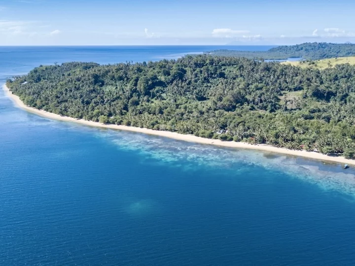 Sulawesi: Sea Souls Resort - Long withe sandy beach