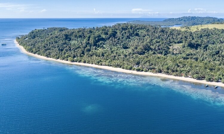 Sulawesi: Sea Souls Resort - Long withe sandy beach