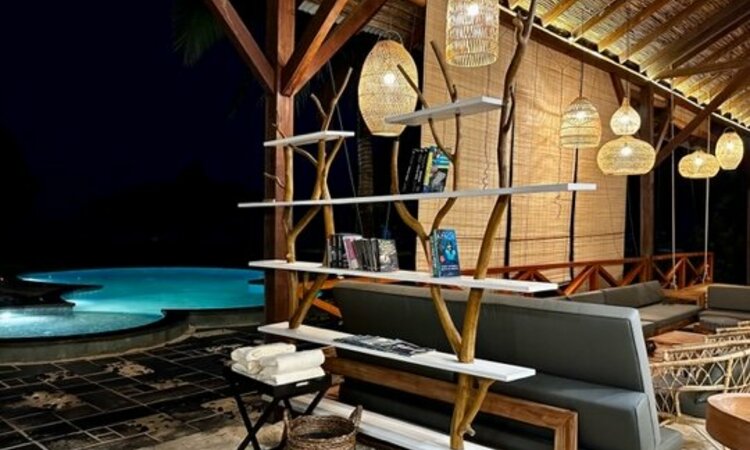 Moluccas, Morotai Metita Beach & Dive Resort: Bar & Pool at Night