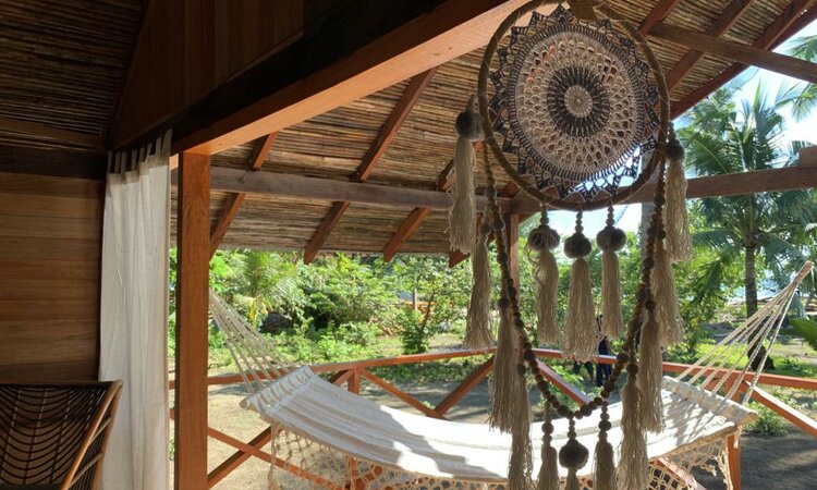 Metita Beach & Dive Resort, Morotai: Cottage Terrasse mit Hängematte