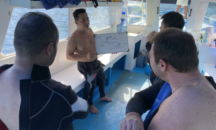 Sulawesi: White Sands Beach Resort Lembeh - Diving briefing