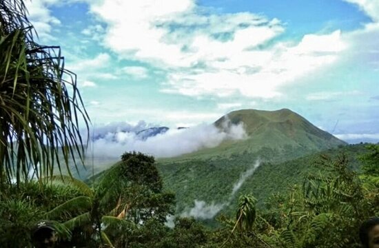 Sulawesi: Ausblick vom Gunung Tatawiran auf Lokon-Vulkan