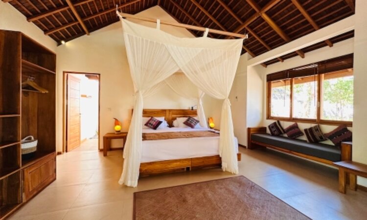 Standard Oceanfront Bungalow Innenansicht; Alor Tanapi Dive Resort