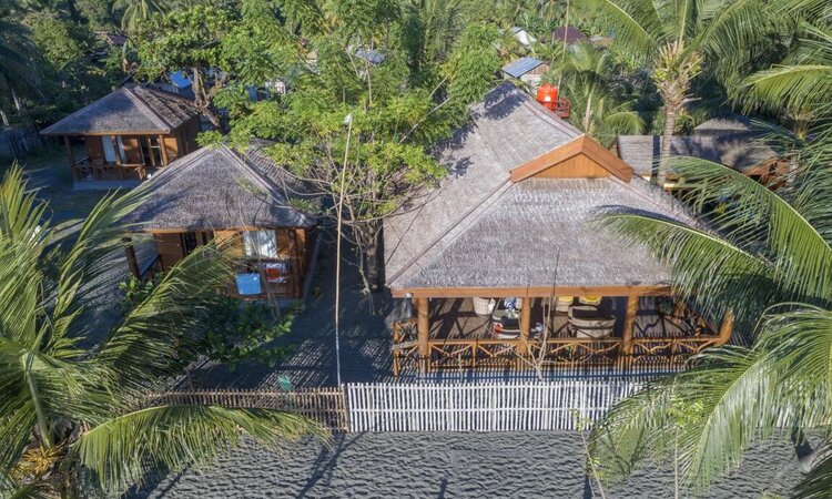 Ausblick auf Deluxe & Standard Bungalows, Tompotika Dive Lodge, Sulawesi