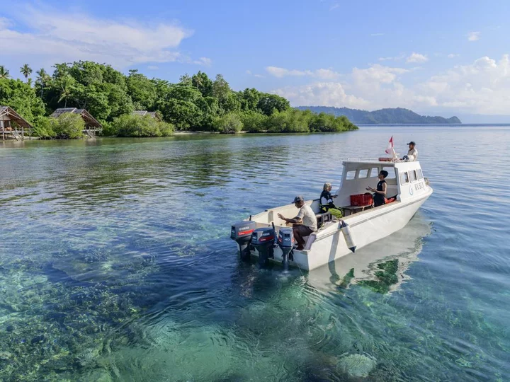 Moluccas - Halmahera: Kusu Island Resort - Speedboat to the diving spots