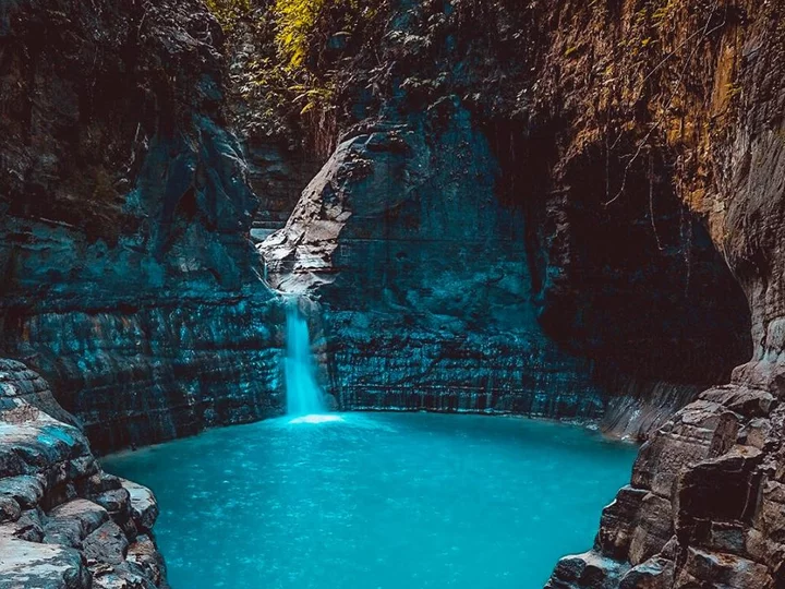 Wasserfall mit Swimming Pool in Ost-Sumba; Kleine Sundainseln, Indonesien