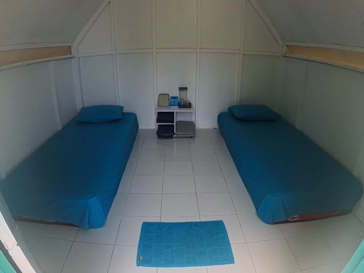 Sulawesi: Einfacher Beach Bungalow mit Twin Bett, Insel Labengki