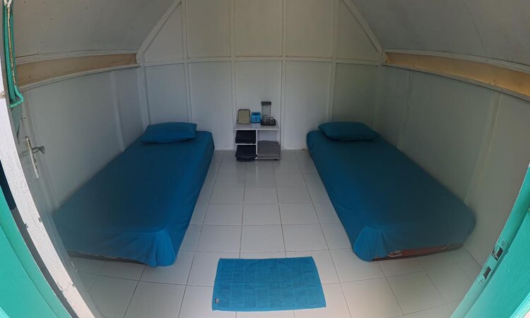 Sulawesi: Einfacher Beach Bungalow mit Twin Bett, Insel Labengki