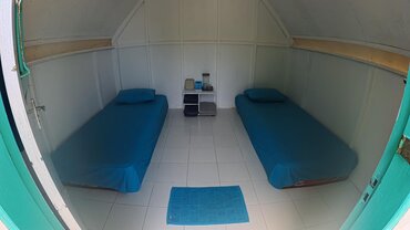Sulawesi: Simple beach bungalow with twin bed, Labengki island