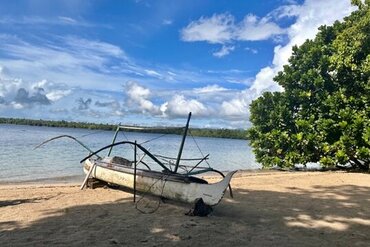 Molukken, Halmahera: Kleines weißes Holzboot am Strand