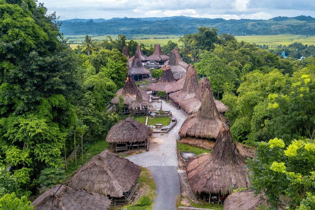 Indonesien, kleine Sundainsel Sumba: Traditionelles Dorf mit typischen Hochdach-Häusern