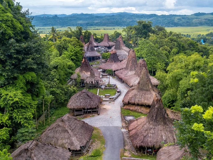 Indonesien, kleine Sundainsel Sumba: Traditionelles Dorf mit typischen Hochdach-Häusern