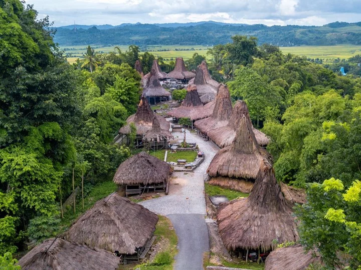 Kleine Sunda Insel Sumba, Indonesien: Traditionelles Dorf mit landestypischen Hochdach-Häusern