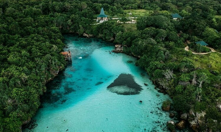 Indonesien, Insel Sumba: Versteckter See mit kristallklarem Wasser