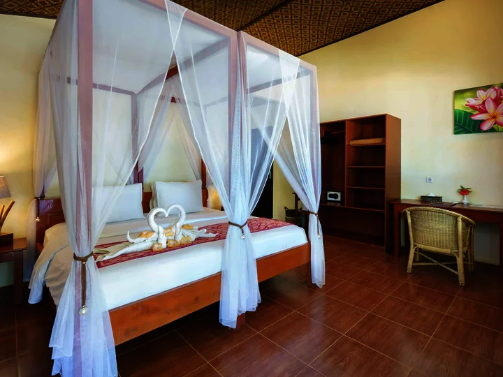Standard Oceanfront Cottage Innenansicht - Murex Resort Bangka, Nord-Sulawesi
