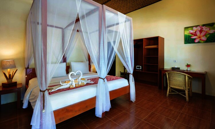 Standard Oceanfront Cottage Innenansicht - Murex Resort Bangka, Nord-Sulawesi