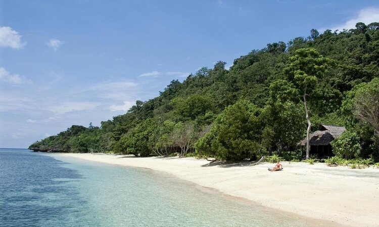 Selayar Dive Resort in South Sulawesi: White sandy beach with bungalow