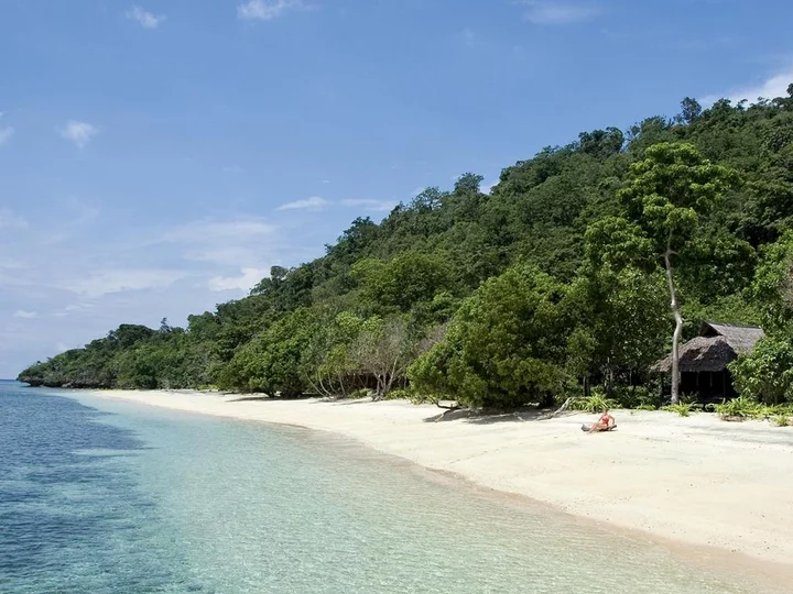 Selayar Dive Resort in South Sulawesi: White sandy beach with bungalow