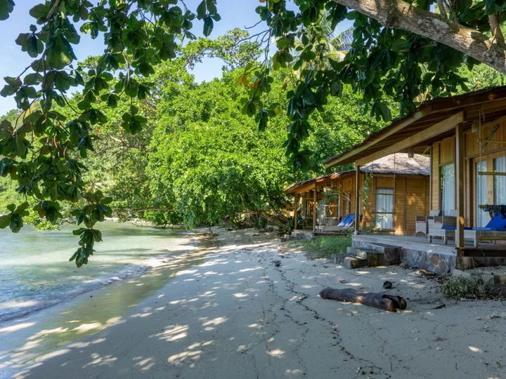  Molukken, Sali Bay Resort: Beach Front Villas
