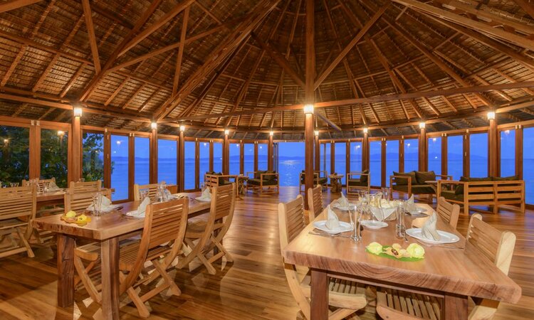 Molukken - Halmahera: Kusu Island Resort - Restaurant in Abendstimmung