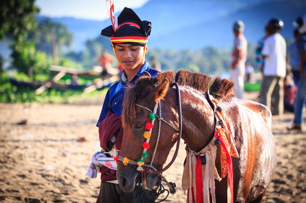 Sumba, Indonesien: Festlich gekleideter Mann mit Pferd auf Pasola Festspielen