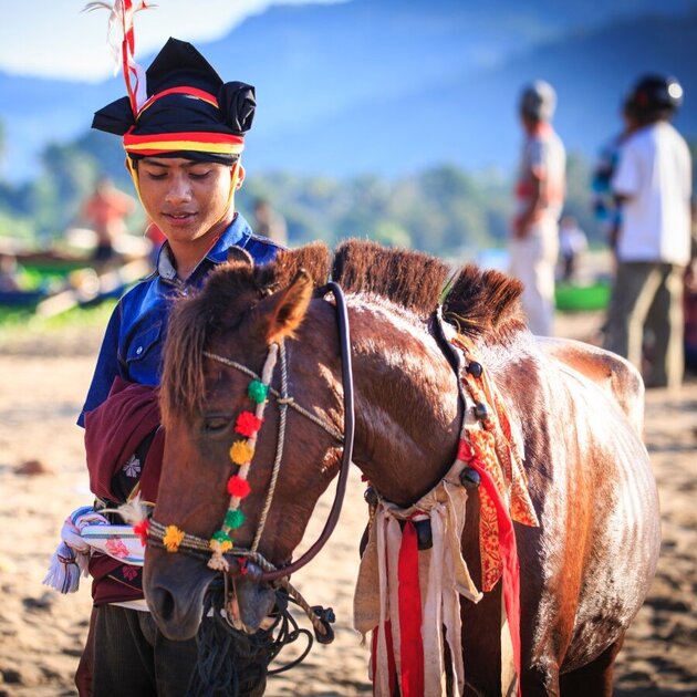 Traditioneller Sumba Mann mit Pferd