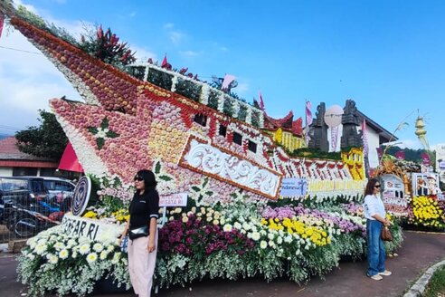 Tomohon International Flower Festival: Flower floats parade