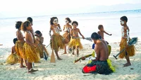 Raja Ampat tanzende Papuan Kinder am Strand