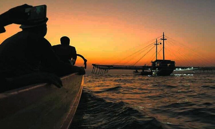 Bootsfahrt zum Walhaispot bei Sonnenaufgang, Insel Sumbawa/ Indonesien