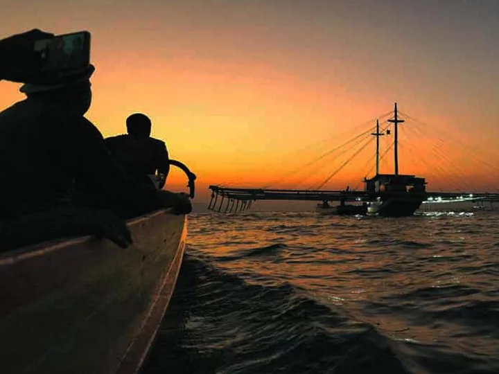 Bootsfahrt zum Walhaispot bei Sonnenaufgang, Insel Sumbawa/ Indonesien