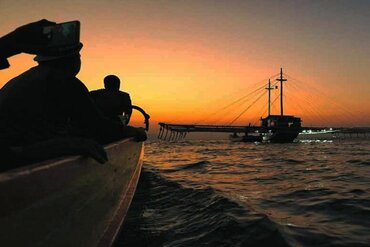 Bootsfahrt zum Walhaispot bei Sonnenaufgang, Insel Sumbawa/ Indonesien