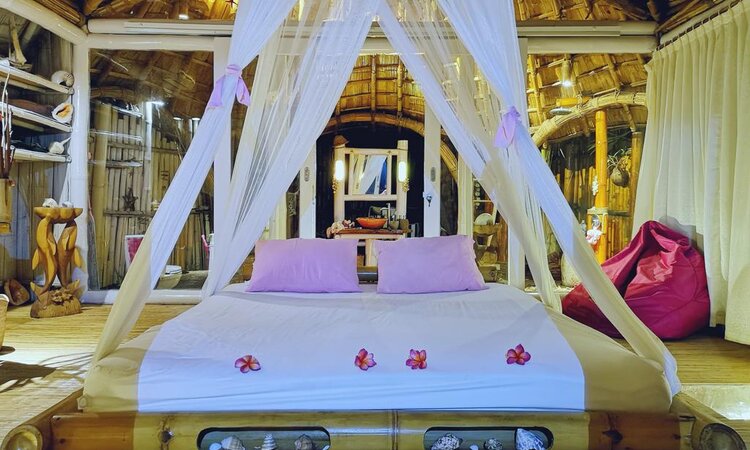 Insel Flores, Indonesien: Coconut Garden Beach Resort: Beach Bungalow Innenansicht