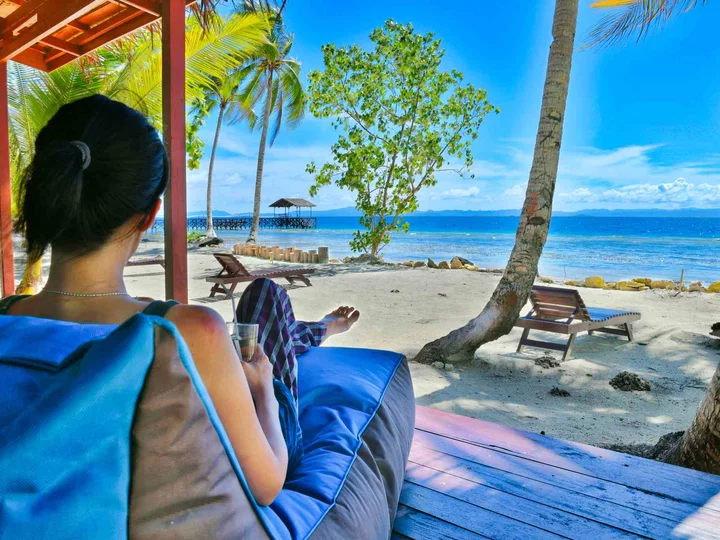 Cove Eco Resort, Raja Ampat: Palmtree beach view from bungalow terrace 