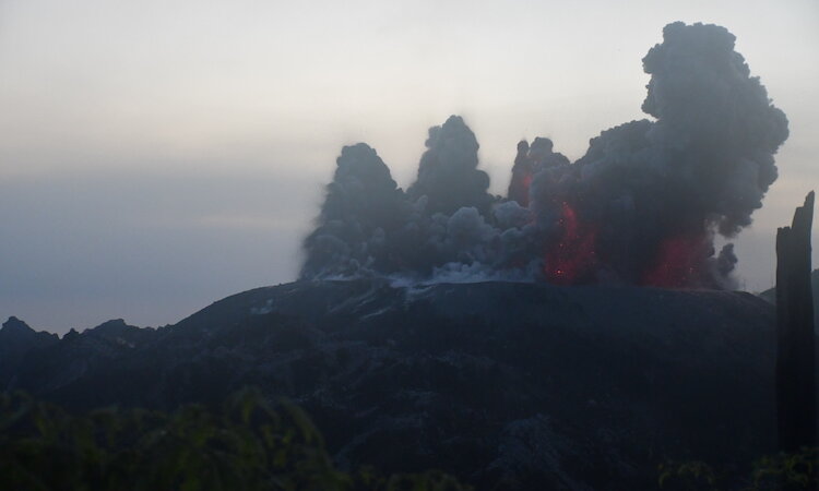 Halmahera, Indonesien: Gunung Ibu Vulkan Eruption 