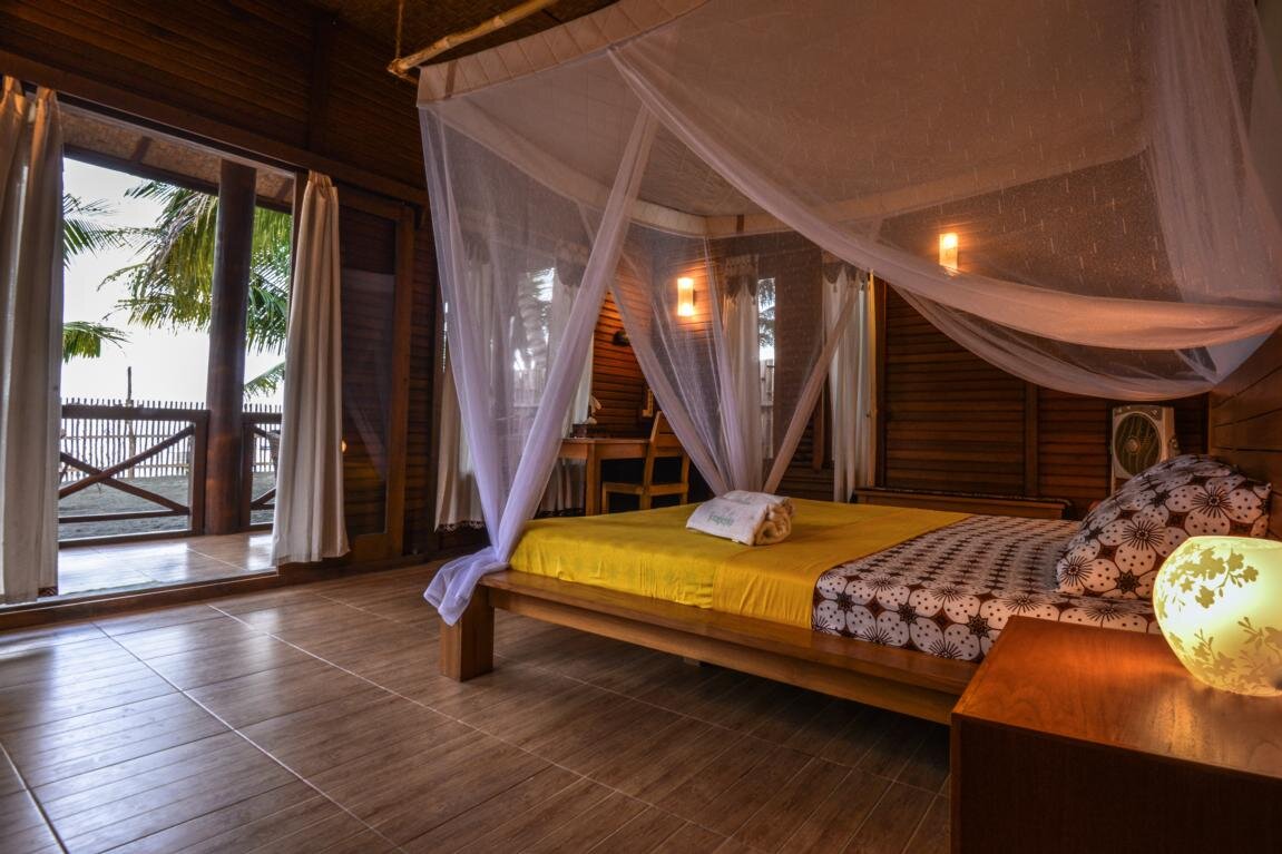 Tompotika Dive Lodge, Sulawesi: Standard Bungalow Innenansicht